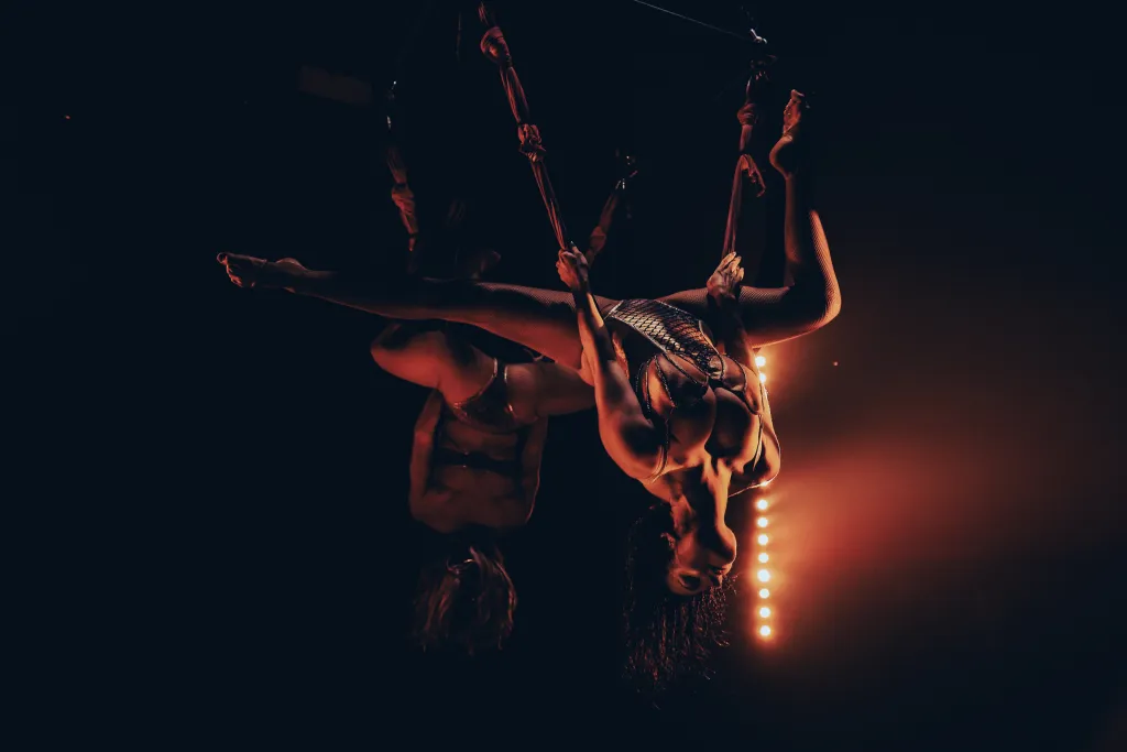 Reseña del Cabaret de Drácula: una colección de delicias codificada queer