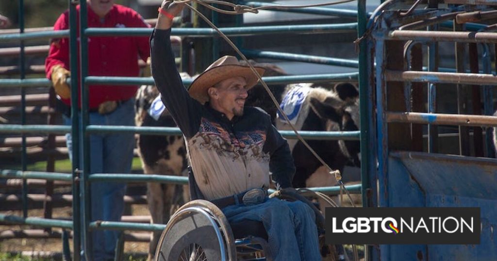 Un hombre discapacitado agradece al rodeo gay por poder todavía caminar
