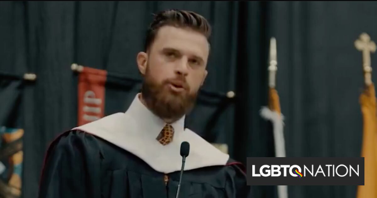 Un jugador de la NFL despotrica sobre el Mes del Orgullo celebrando los “pecados capitales” en su discurso de graduación mientras la audiencia gime