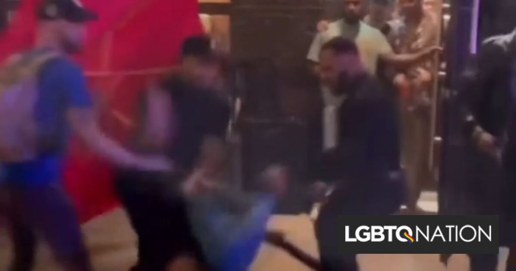 Video captó a seguridad golpeando a un hombre que mordió la cara a un guardia