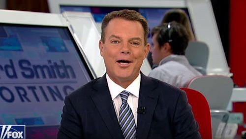 Shep Smith sonríe mientras anuncia su salida de Fox News.