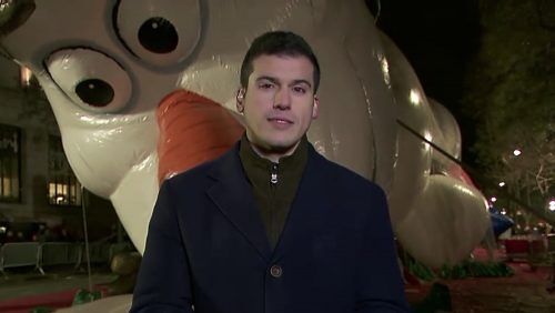 Gio Benítez frente a un globo gigante de Gustav de Frozen de Disney