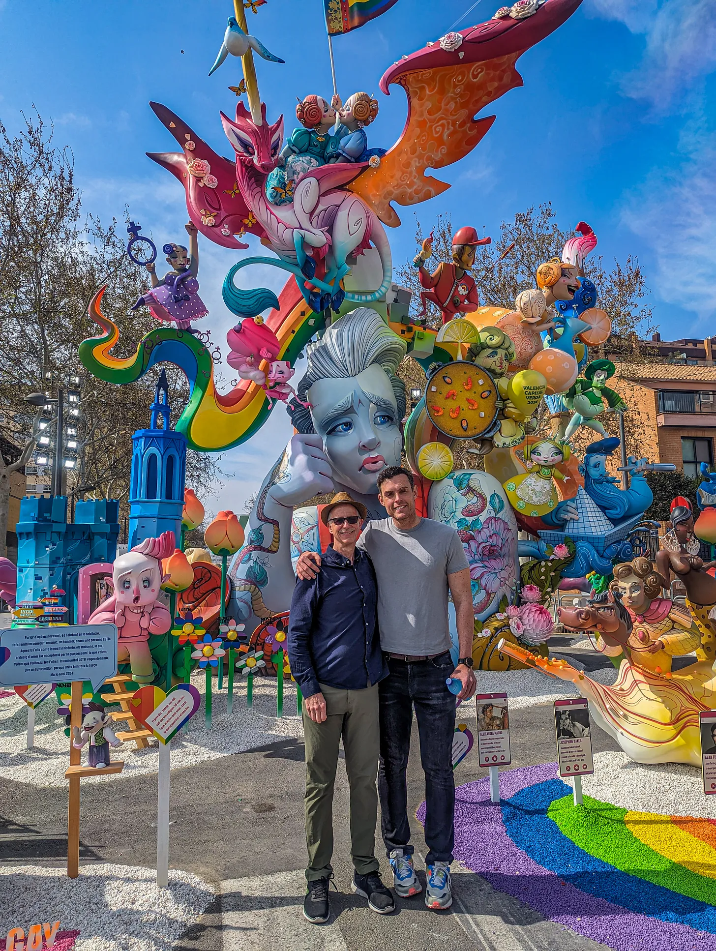 El autor a la izquierda con Gual a la derecha parado frente a mamá.