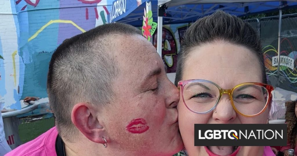 Jen Lowe y su esposa celebran el Orgullo con un beso rosa cada año