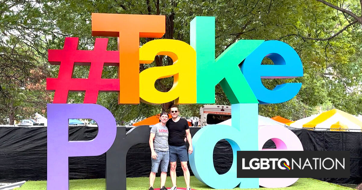 James Roy no suele mostrar afecto en público.  Pero cuando lo hace, es durante el Orgullo.