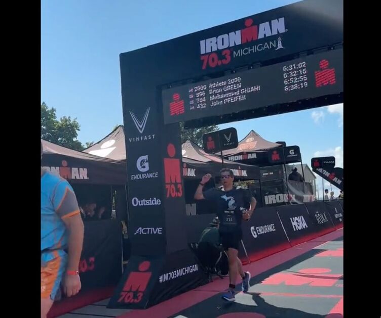 Pete Buttigieg finaliza el triatlón IRONMAN 70.3