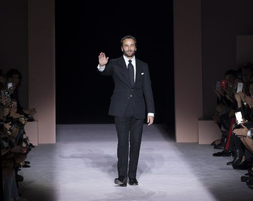 El diseñador Tom Ford camina por la pasarela en el desfile de modas Tom Ford Primavera Verano 2018 durante la Semana de la Moda de Nueva York.