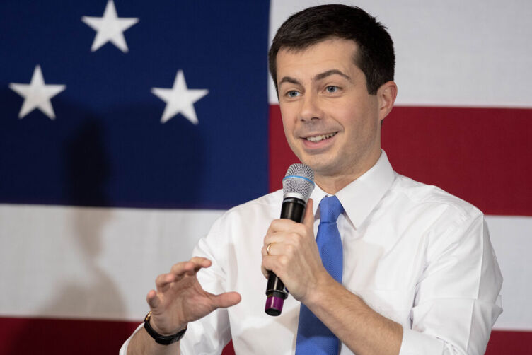 El entonces alcalde Pete Buttigieg habla en un evento en el ayuntamiento en el campus del sur de New Hampshire.