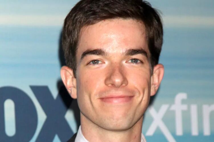 John Mulaney en el Eco-Casino FOX Fall 2014 en The Bungalow el 8 de septiembre de 2014 en Los Ángeles