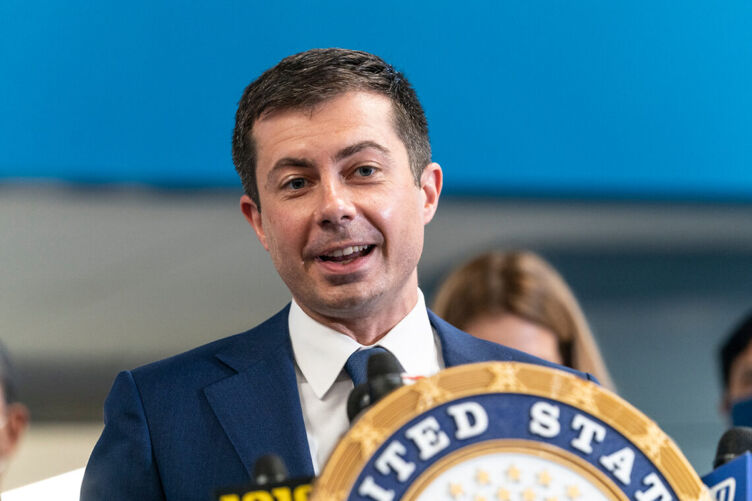 Pete Buttigieg habla en una conferencia de prensa en Nueva York para dar luz verde al proyecto del túnel Gateway en Amtrak Concourse de Penn Station en 2021.