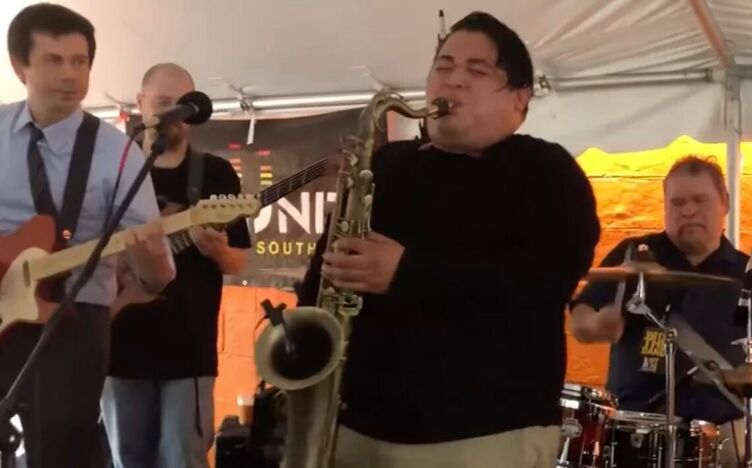 El entonces alcalde Pete Buttigieg toca la guitarra en un festival local.