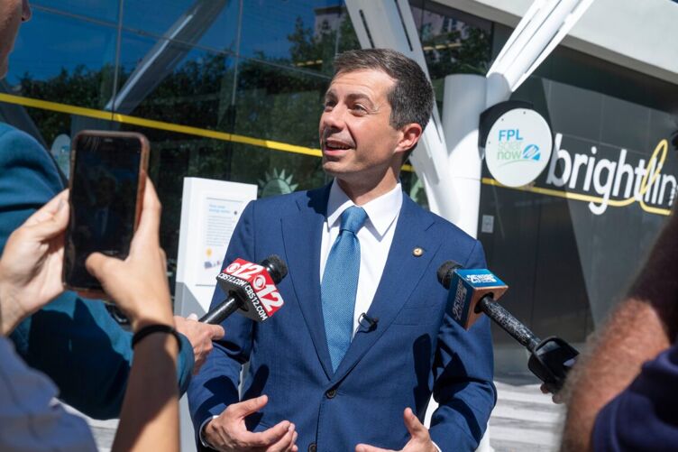 El secretario de Transporte, Pete Buttigieg, habla con los medios durante su visita a la estación Brightline en West Palm Beach, Florida, el 17 de octubre de 2023.