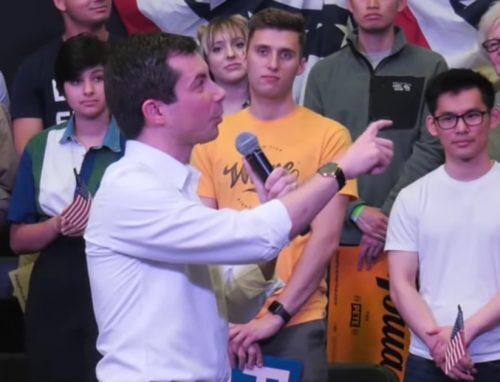 Pete Buttigieg dirigiéndose a la multitud