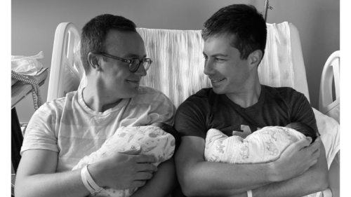 Chasten (izquierda) y Pete Buttigieg (derecha) con sus hijos recién nacidos