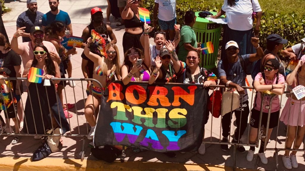 Los asistentes al Orgullo ondean una pancarta que dice "Born This Way" durante el Miami Beach Pride 2024