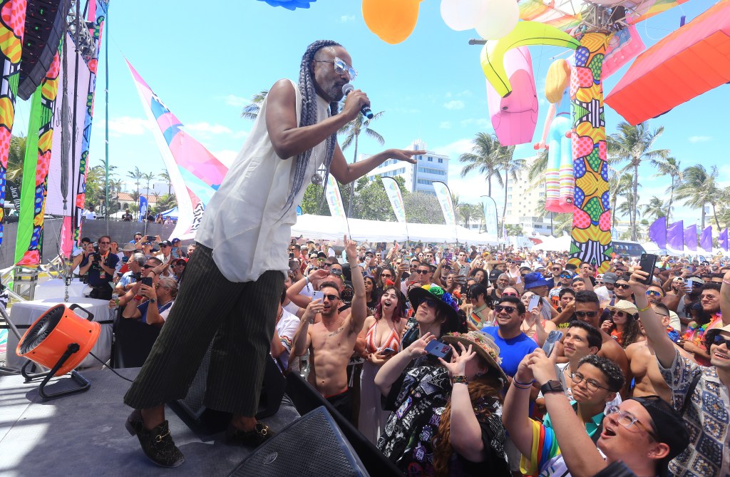 El actor y artista de grabación Billy Porter saluda a los asistentes al festival en su papel de Gran Mariscal del Desfile en el Festival anual del Orgullo de Miami Beach el 14 de abril de 2024 en Miami Beach, Florida.