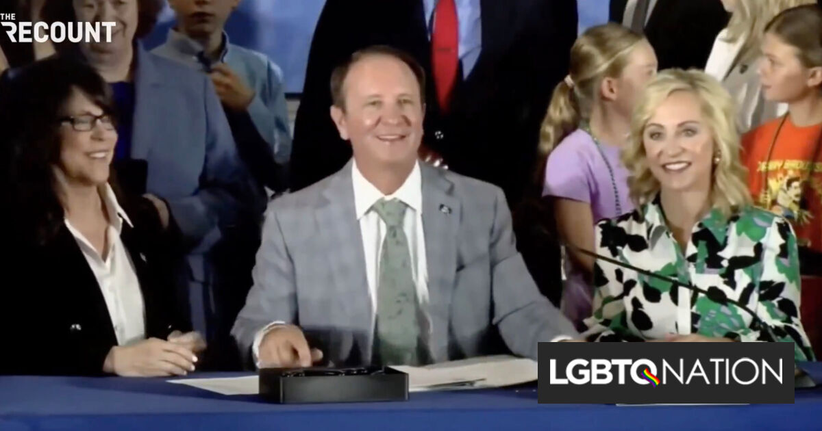 El gobernador republicano “presumido” ignora a un niño que se desmaya mientras firma una ley que introduce el cristianismo en las escuelas públicas