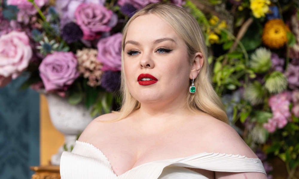 El sencillo debut de Nicola Coughlan, “SHOES… MORE SHOES”, llega justo a tiempo para el orgullo