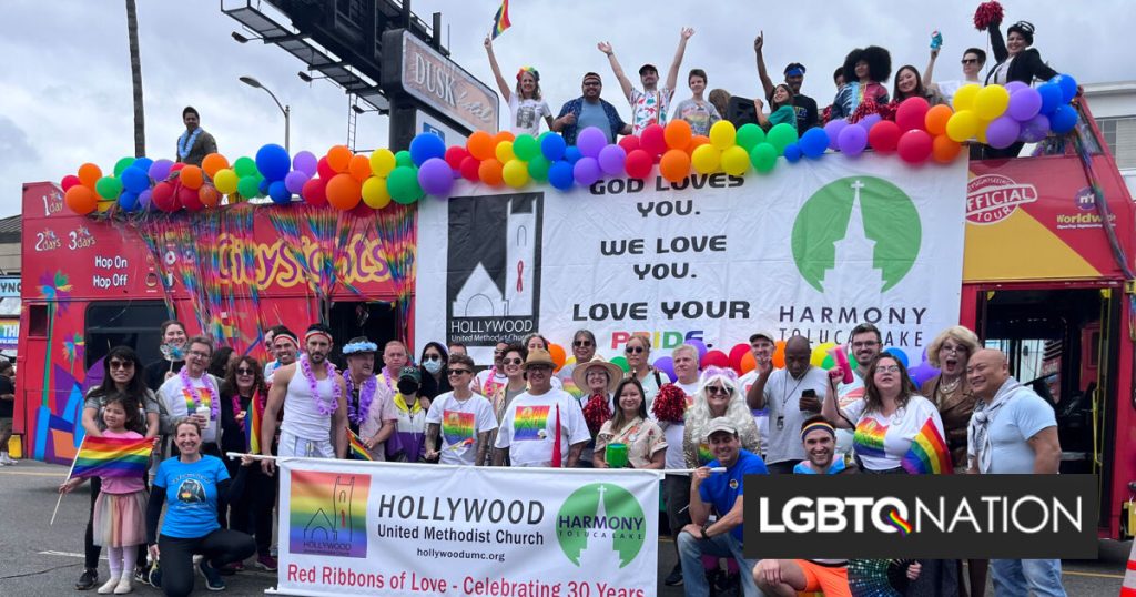 Esta iglesia tiene dos cintas rojas gigantes para que “la comunidad sepa que fueron amados y aceptados”