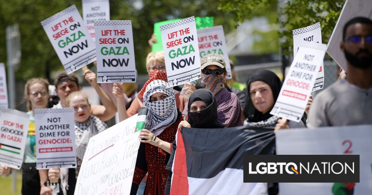 Manifestantes pro palestinos se manifiestan fuera de la gala de la organización LGBTQ+