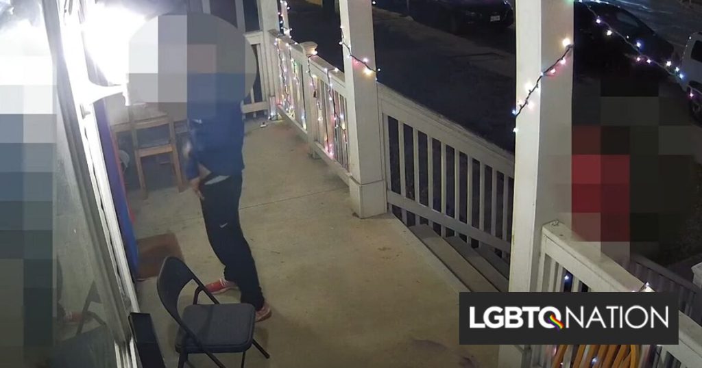 Un estudiante anti-LGBTQ+ pensó que se saldría con la suya orinando en la bandera del Orgullo de una familia.  Lo arrestaron.