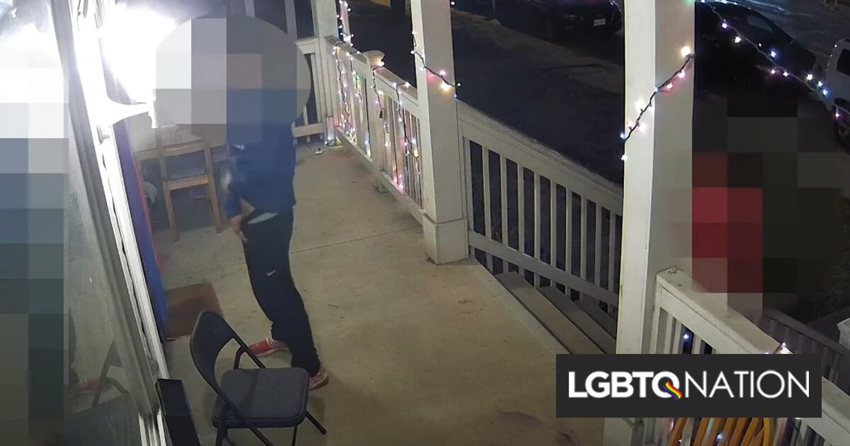 Un estudiante anti-LGBTQ+ pensó que se saldría con la suya orinando en la bandera del Orgullo de una familia.  Lo arrestaron.