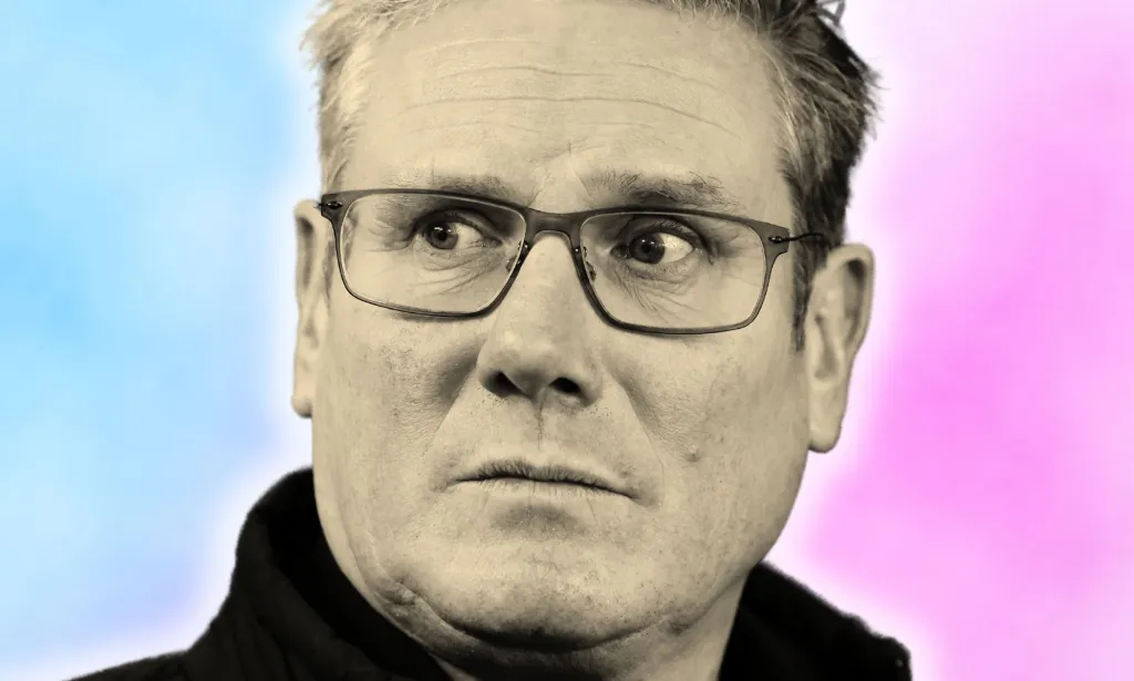 Una imagen editada de Keir Starmer frente a un fondo rosa y azul.