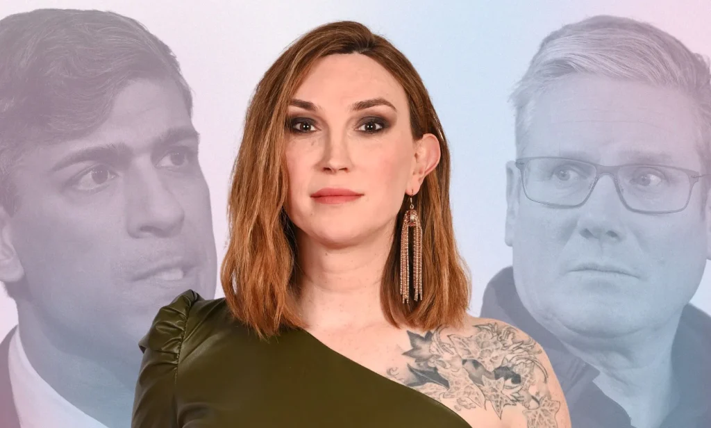 Author Juno Dawson in a green dress and shoulder length hair. Behind her, Rishi Sunak and Keir Starmer