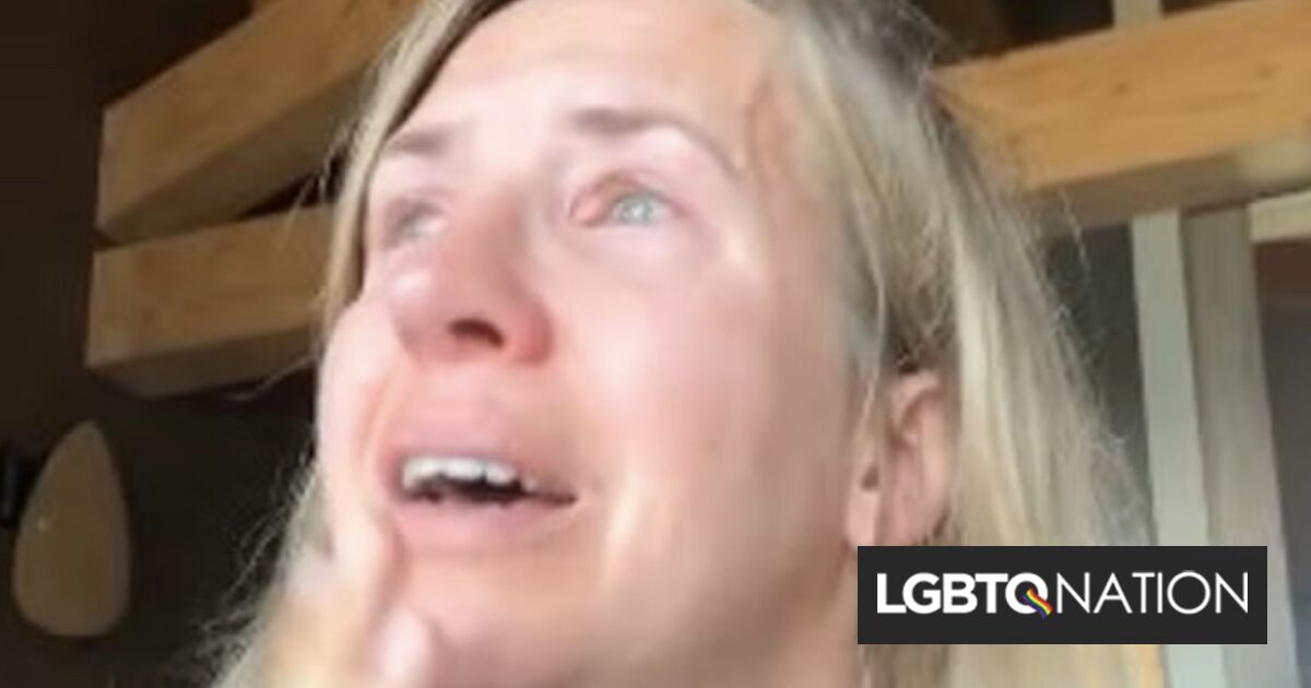 Despiden a empleado de librería tras amenazar con tirar a la basura libros de un autor transfóbico