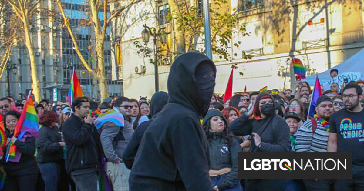 Hombres encapuchados lanzan piedras y pintura a los manifestantes del desfile del Orgullo en la capital del país