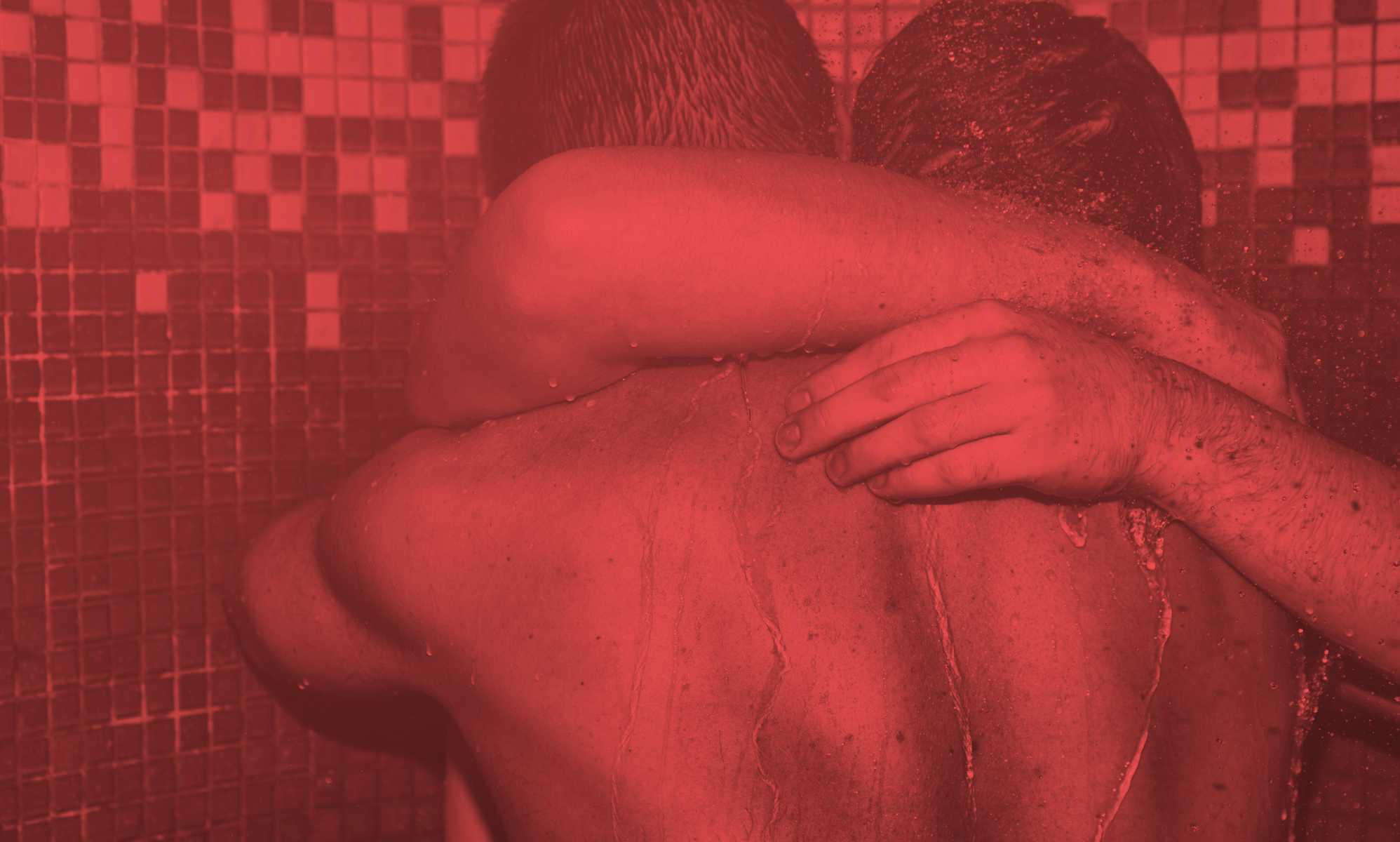 Homófobos angustiados tras sentir sed accidentalmente al ver una foto porno gay