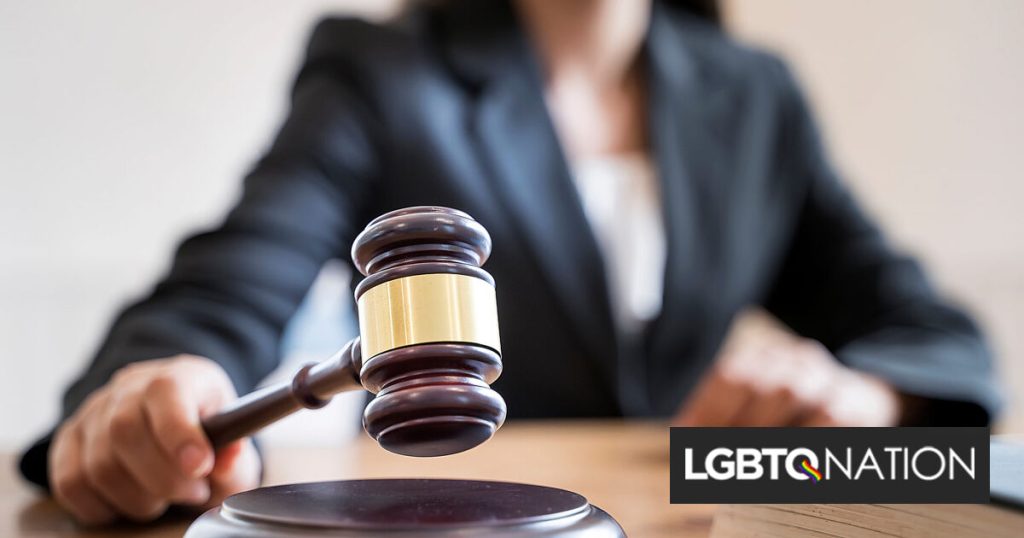 Juez republicano dictamina que distrito escolar debe permitir grupo estudiantil anti-LGBTQ+