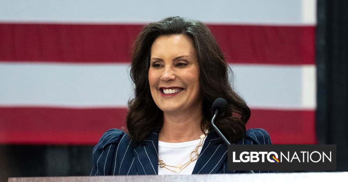 La gobernadora de Michigan, Gretchen Whitmer, firma un proyecto de ley que prohíbe la defensa del “pánico a los homosexuales o a los transexuales”