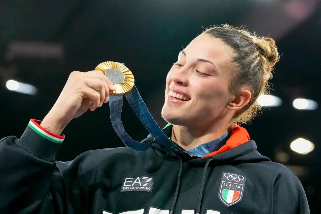 La medallista de oro Alice Bellandi del equipo de Italia celebra durante la ceremonia de entrega de medallas de judo femenino de -78 kg