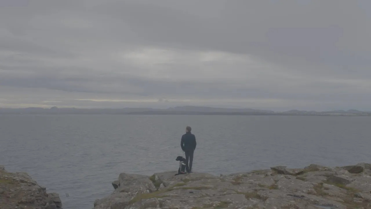 El atleta paralímpico gay y músico Már Gunnarsson está causando revuelo tanto dentro como fuera de la piscina