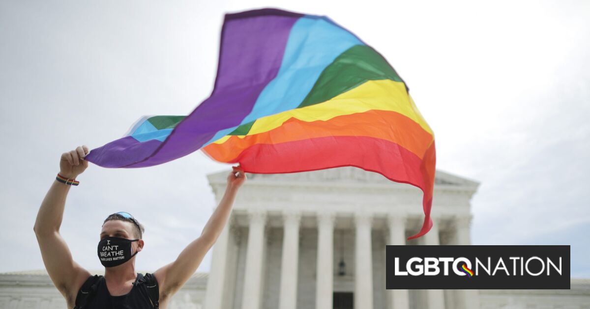 Despidieron a una maestra por leer un libro sobre la comunidad LGBTQ+. El Departamento de Justicia y 16 estados están ayudando en su caso.