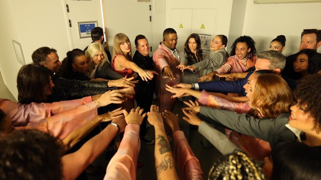 El bailarín del Eras Tour, Kameron Saunders, protagoniza el videoclip de 'I Can Do It With A Broken Heart' de Taylor Swift