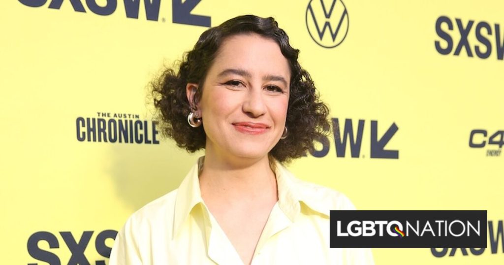 La actriz Ilana Glazer dice que su embarazo la ayudó a aceptar su condición de no binaria