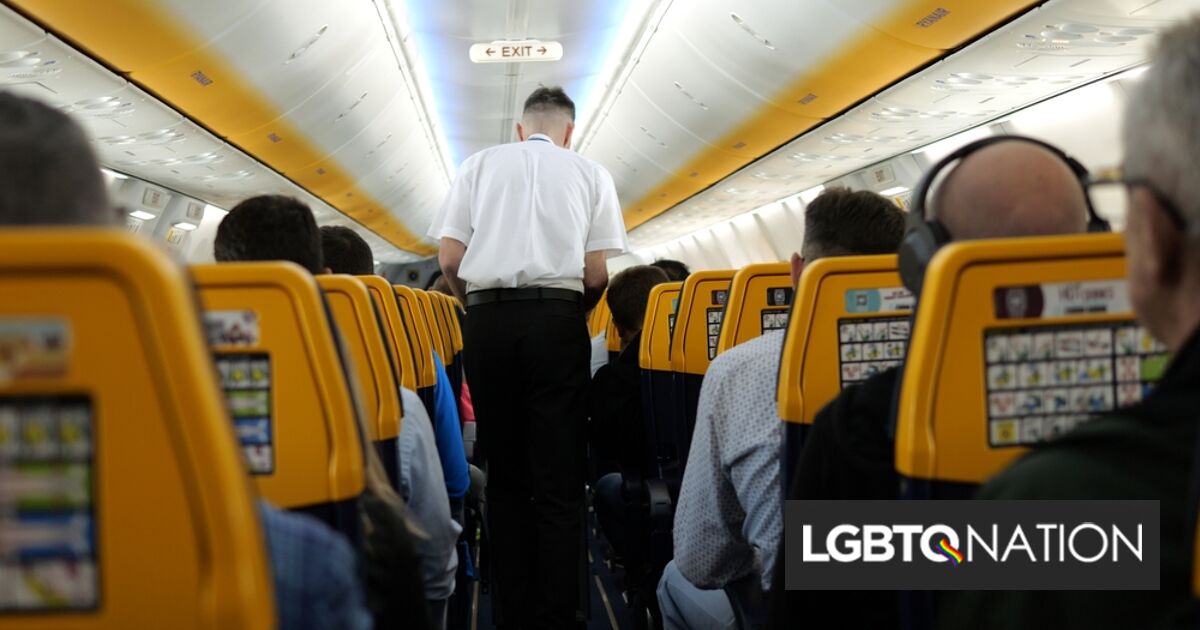 Un asistente de vuelo gay recuperó su trabajo después de ser despedido por tener una aventura