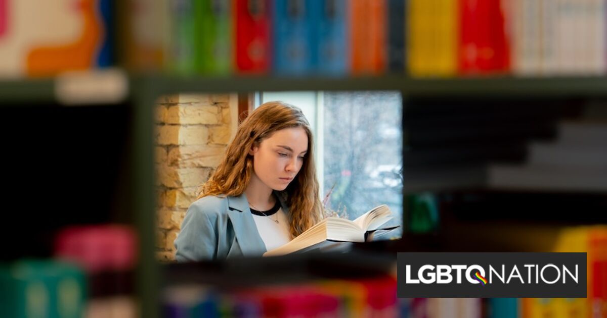 Un tribunal federal permite a Iowa aplicar la prohibición de libros anti-LGBTQ+, pero quedan preguntas