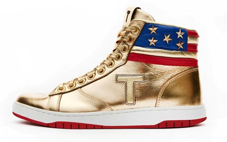 La nueva zapatilla de caña alta de Donald Trump, dorada brillante con una T en el lateral y el emblema de la bandera estadounidense en el tobillo