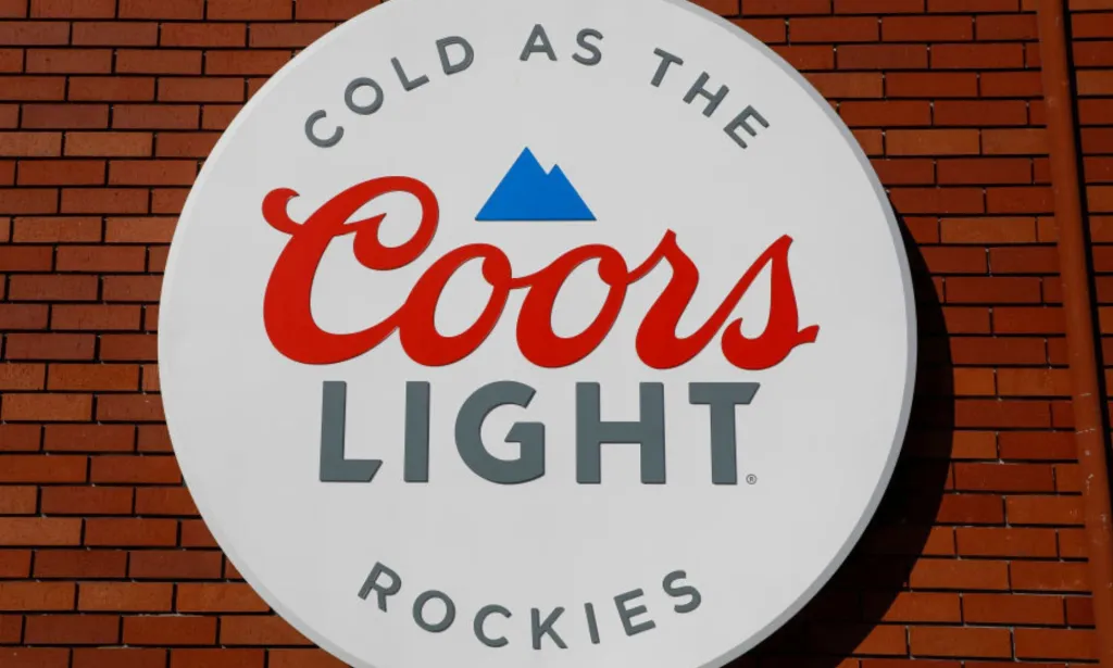 Esta es una imagen del logotipo de Coors Light. Hay una montaña en azul y en letras cursivas rojas se lee Coors y en letras plateadas se lee LIGHT.