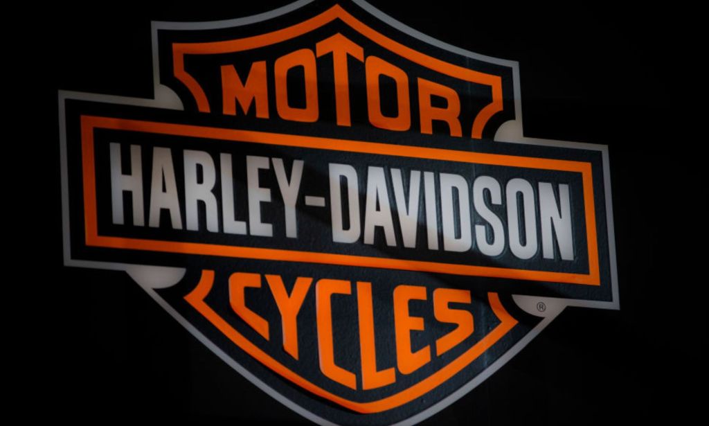 Esta es una fotografía del icónico logotipo de la empresa de motocicletas Harley-Davidson.