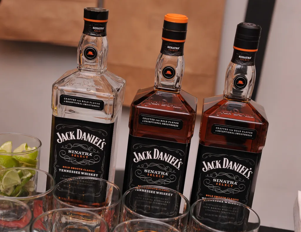 Esta es una imagen de tres botellas de whisky Jack Daniels.