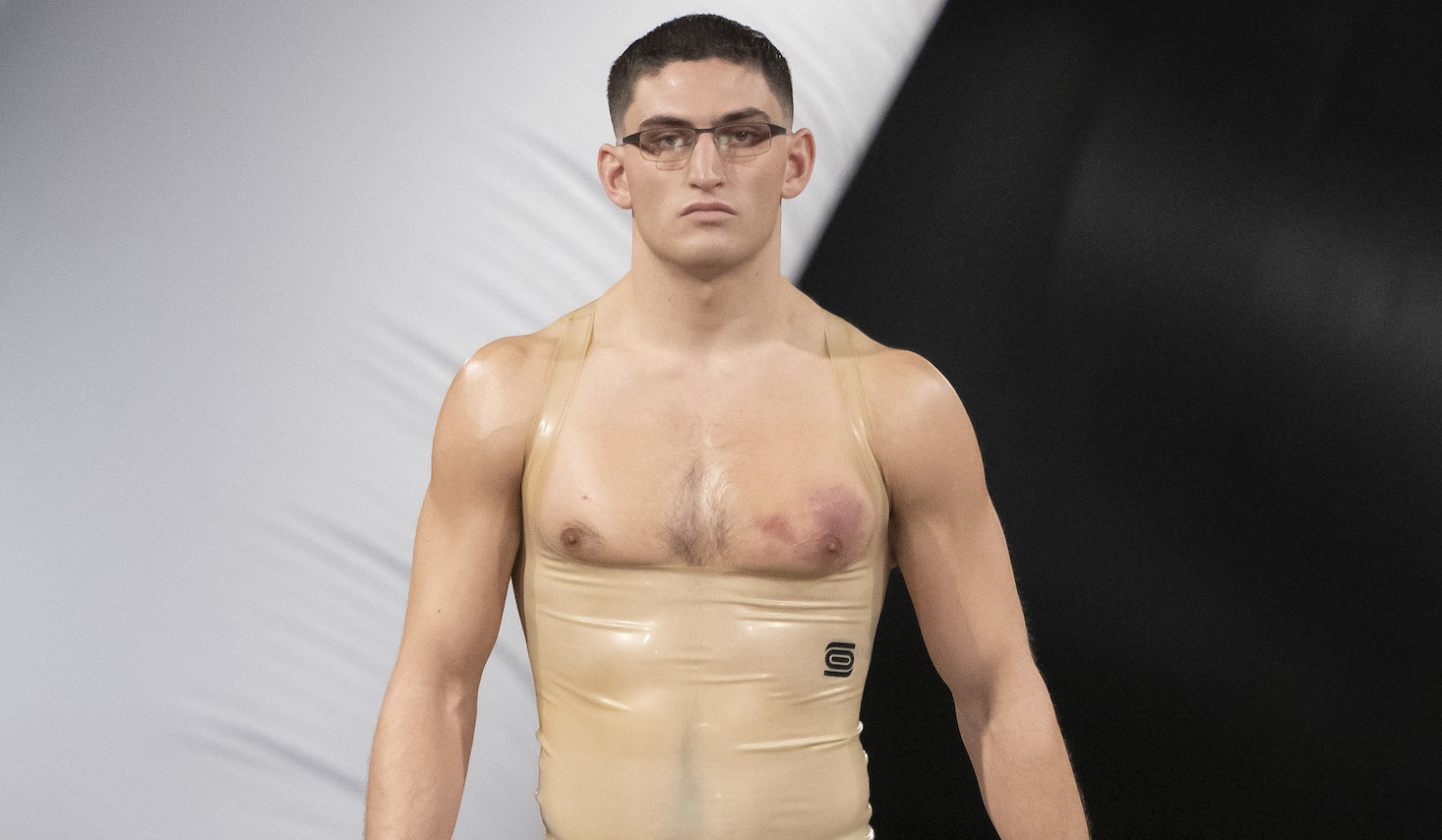 Si la economía está en crisis, ¿por qué *no* vestirse como una dominatriz para ir a la oficina?