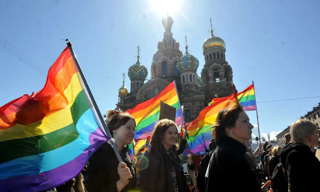 TOPSHOT - Activistas por los derechos de los homosexuales marchan en San Petersburgo, la segunda ciudad de Rusia, el 1 de mayo de 2013, durante su manifestación contra una controvertida ley en la ciudad que los activistas consideran que viola los derechos de los homosexuales. AFP PHOTO / OLGA MALTSEVA (Foto de OLGA MALTSEVA / AFP) (Foto de OLGA MALTSEVA/AFP vía Getty Images)