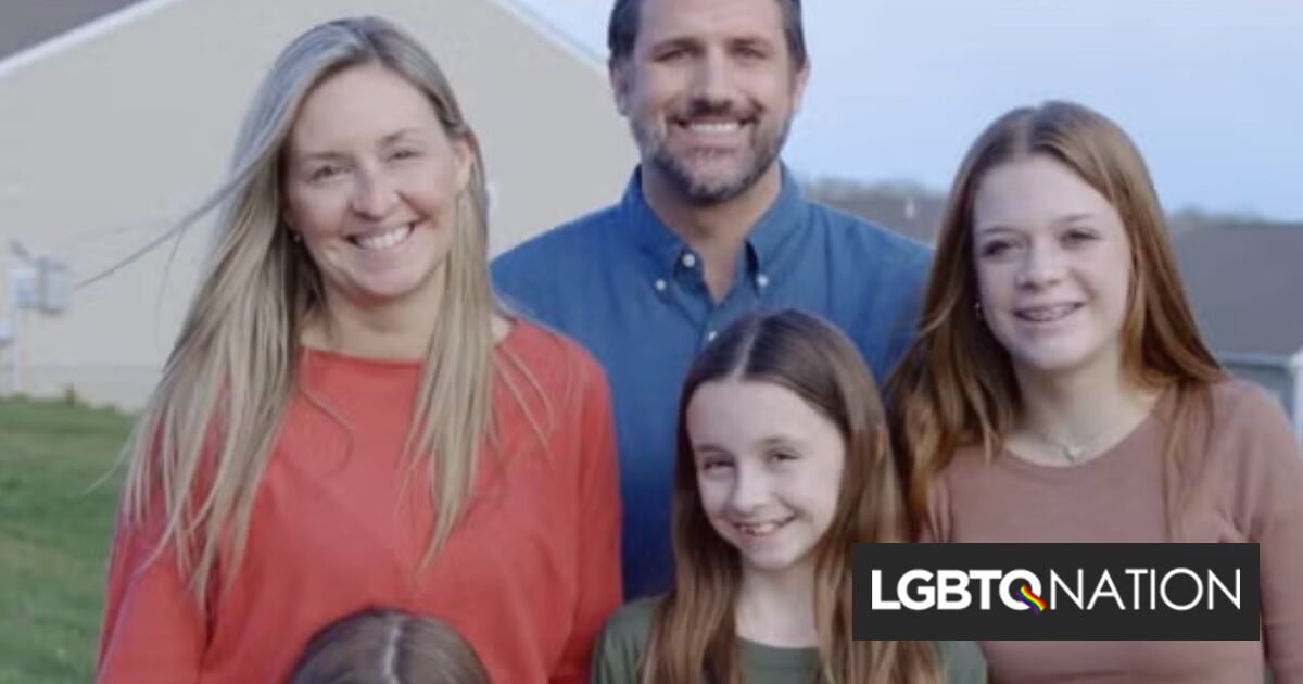 El candidato republicano soltero intenta empeñar a la familia de un amigo como si fuera su propia esposa e hijos