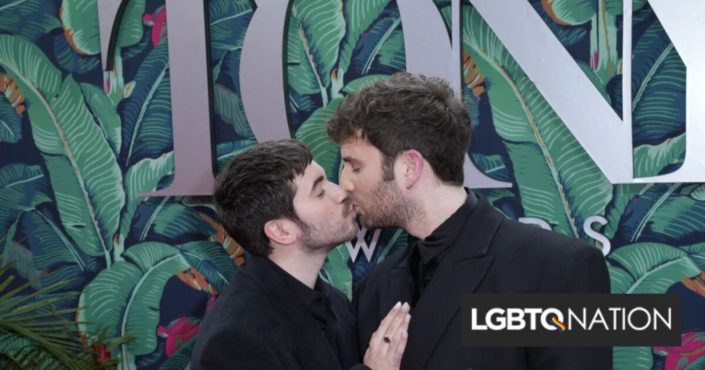 “El judaísmo es inherentemente gay”, explica Ben Platt al casarse con su novio de toda la vida