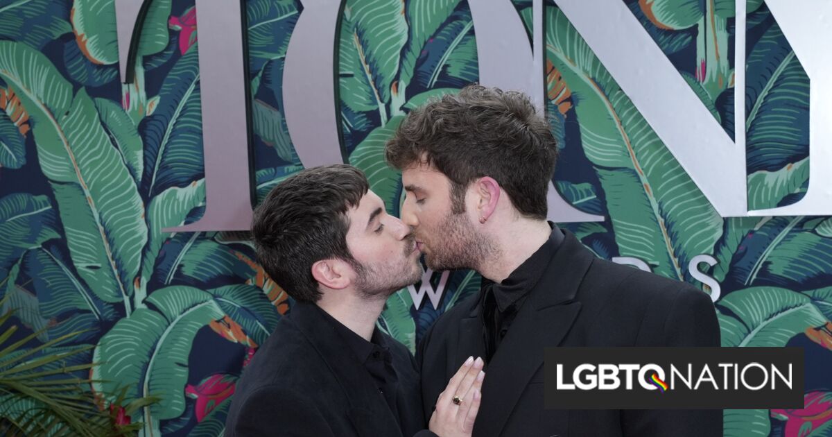 “El judaísmo es inherentemente gay”, explica Ben Platt al casarse con su novio de toda la vida