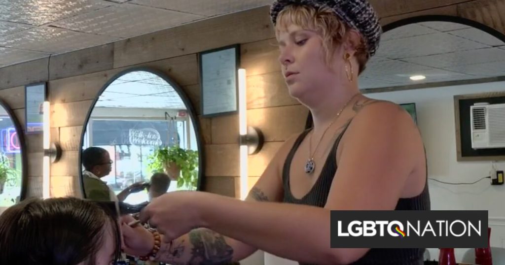 Estos barberos ofrecieron cortes de pelo gratuitos con afirmación de género a jóvenes LGBTQ+ para lograr “autonomía corporal”